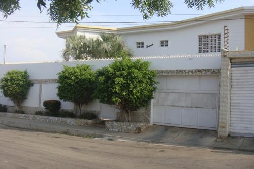 CASA QUINTA TIPO TOWNHOUSE EN SECTOR MONTE BELLO