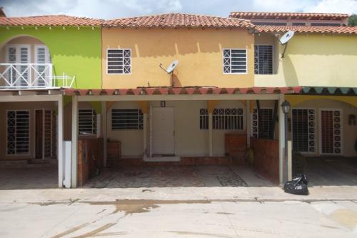 SKY GROUP VENDE TOWN HOUSE EN SAN DIEGO  