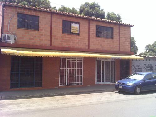 SKY GROUP Vende 3 Locales Juntos