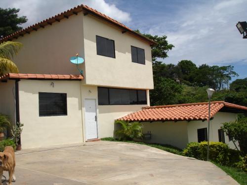 VENDO BELLA CASA SECTOR EL MANZANO