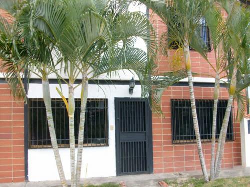 Vendo hermosa casa de dos pisos con estacionamiento a diez minutos del ferrocarril Charallaver Sur