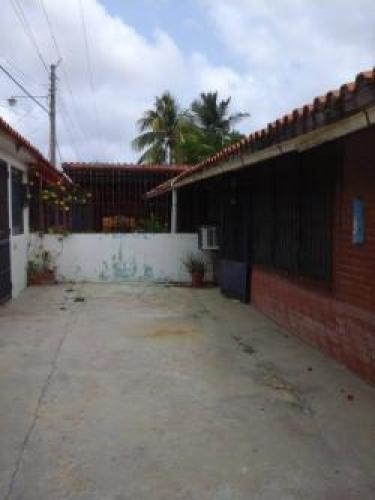 SE VENDE DOS CASAS EN EL MISMO TERRENO EN TUCACAS