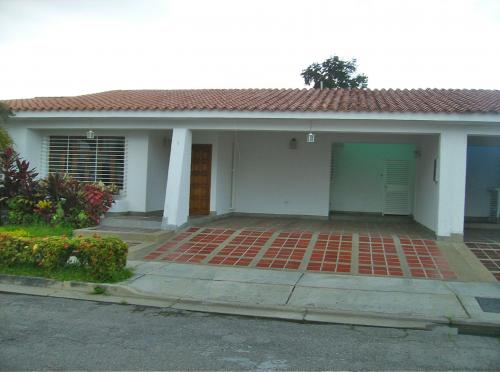 EN ALQUILER ACOGEDORA  CASA DE UNA PLANTA 220 MTS 