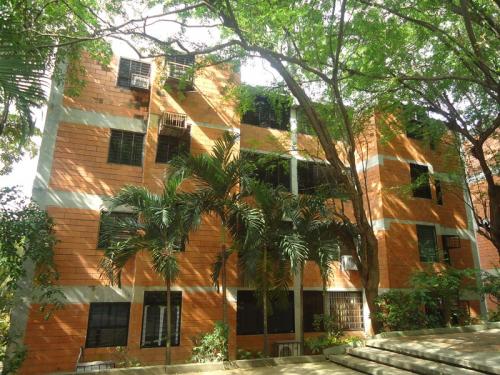 SOLID TECH, CA  VENDE COMODO APARTAMENTO EN LA CHIMENEAS.