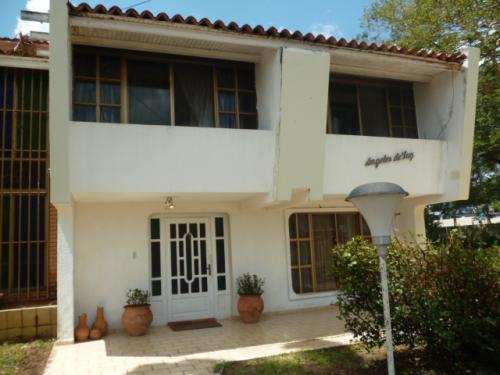 VENDO CASA QUINTA EN LOS OLIVOS, PUERTO ORDAZ, CIRCUITO CERRADO A MITAD DE PRECIO