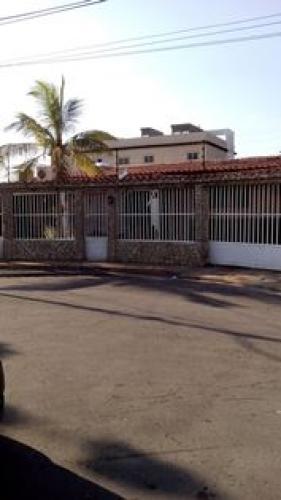 Bella y espaciosa casa. Ubanizacion Tricentenaria. Nueva Barcelona 