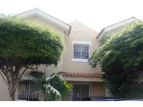 Townhouse en  urbanización Punta Arena