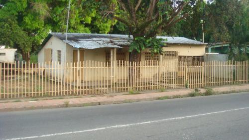 VENDO CASA CON AMPLIO Y FÉRTIL TERRENO