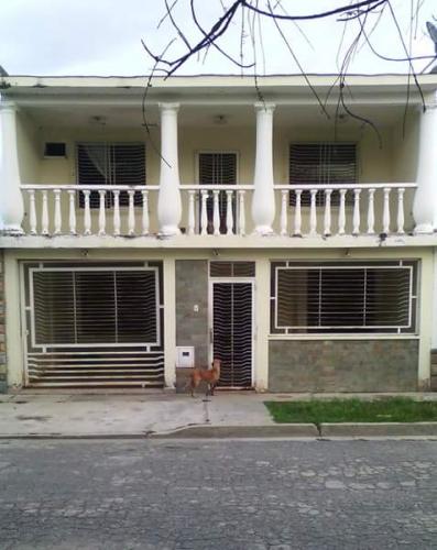 EN VENTA AMPLIA CASA 400 MTS 4 HAB 2 BAÑOS 2 PSTOS 