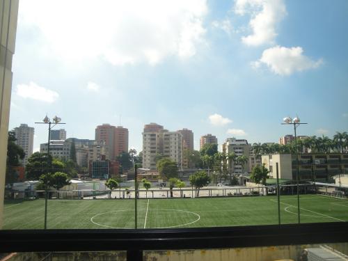 EN VENTA ACOGEDOR APTO 85 MTS 2 HAB 1 BAÑO 1 PSTO TOTALMENTE CENTRICO CERCANO A PANADERIAS, COLEGIOS, COMERCIOS, FARMACIAS, CLINICAS