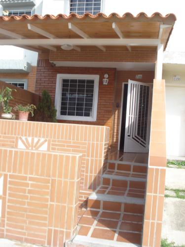EN VENTA HERMOSO TOWN HOUSE 89 MTS 3 HAB 2 BAÑOS 1 PSTO