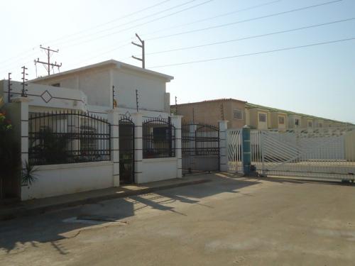 SuEspacio Bienes Raíces,C.A. En Venta, Town House en Cabimas - Calle Las 40