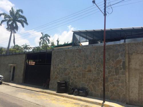 Espectacular Galpón de 2.390 Mtrs2 en Valencia!!!