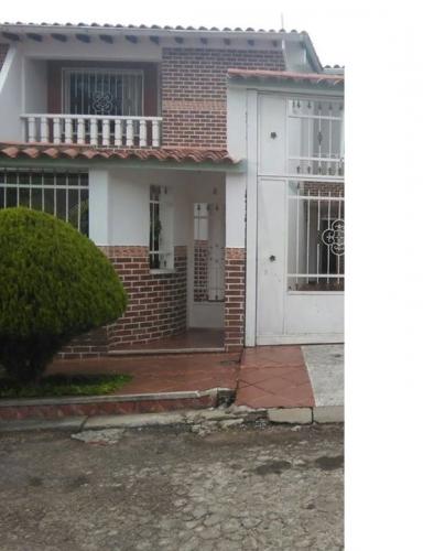 INMOBILIARIA DUMONT.Vende bella y elegante casa quinta de 2 niveles,en LA GRITA TACHIRA,VENEZUELA..