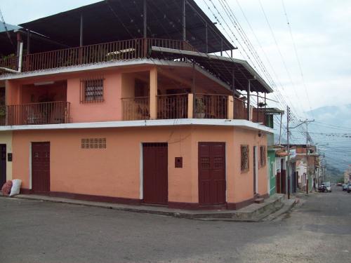 INMOBILIARIA DUMONT.Vende preciosa casa de 3 niveles en LA GRITA,TACHIRA,VENEZUELA..