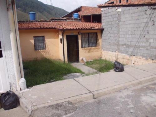 Vendo casa en Urb. Don Perucho, parroquia Arias, Av. 8, casa 610