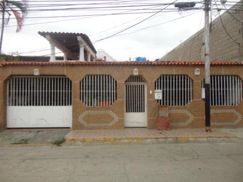 DE OFERTA… VENDO O CAMBIO BONITA, COMODA Y ESPECTACULAR CASA EN URBANIZACION    LECUMBERRY, MUY CERCA DEL FERROCARRIL.