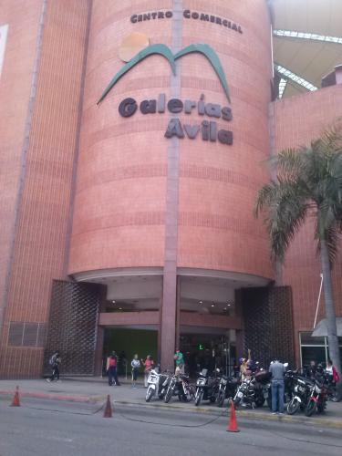 ALQUILO LOCAL EN CENTRO COMERCIAL GALERIAS AVILA,  6 M2 CON MOSTRARIOS Y CAJA REGISTRADORA.
