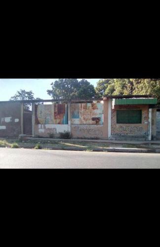 Vendo casa de habitación, situada en Parque Residencial la Candelaria Calle Independencia Manazana II Av. Principal Santa Eduviges Municipio Valencia 