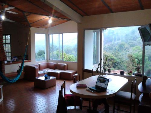 OPORTUNIDAD UNICA. CASA DE PLATABANDA, DOS PLANTAS, EN LUGAR MAGICO, SANO Y SEGURO