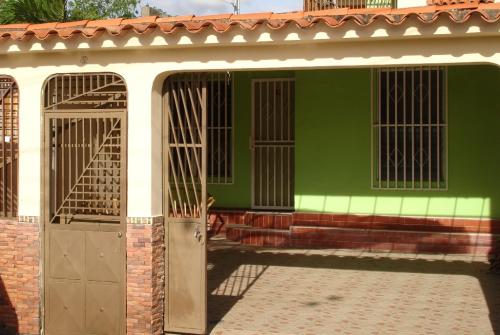 VENDO EXCELENTE CASA URB LA PEDREGOSA SECTOR LA MORA