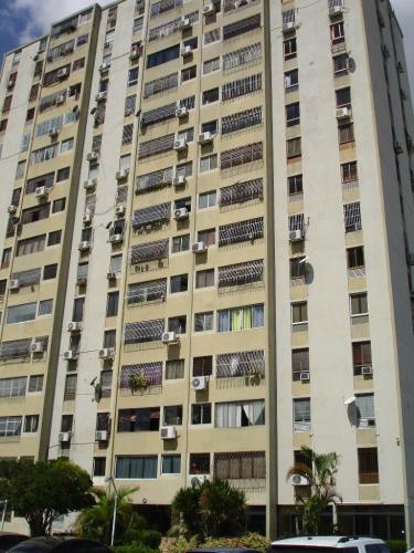 VENDO ESPECTACULAR APARTAMENTO AL FRENTE C. C. TRINITARIAS