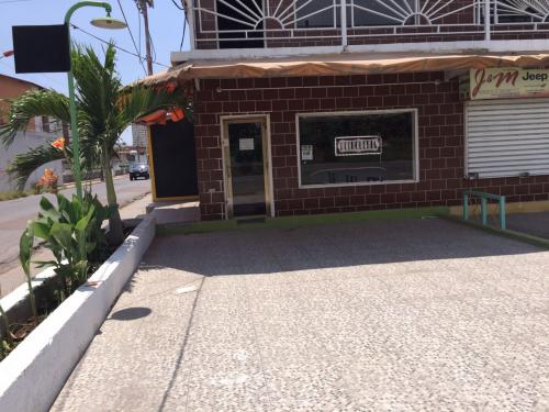 A LA VENTA LOCAL COMERCIAL EN PUERTO LA CRUZ