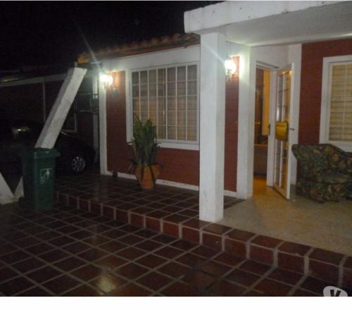 Se Alquila Casa Semiamoblada en Urbanizacion (Circuito Cerrado)