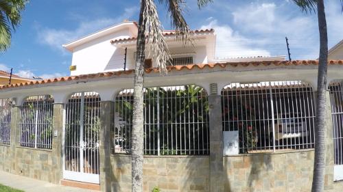 Hermosa Casa en Valles de Camoruco!!