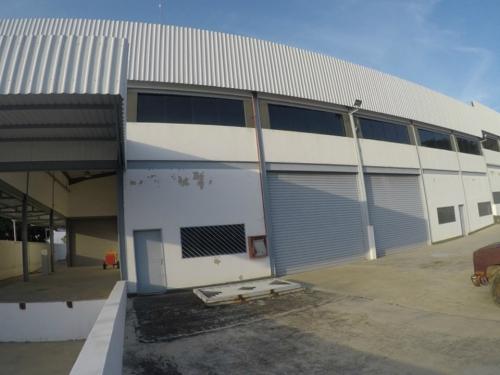 Amplio Galpón en Zona Industrial Castillito.