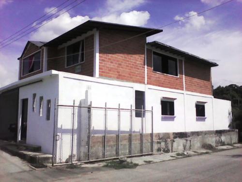 C&G Consultores ofrece en venta, Casa de 2 Niveles en San diego, Carabobo.