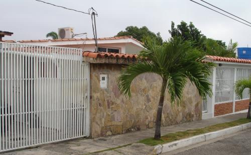 VENDO CASA EN LA CHUCHO BRICEÑO CERCA DE LA U.F.T.