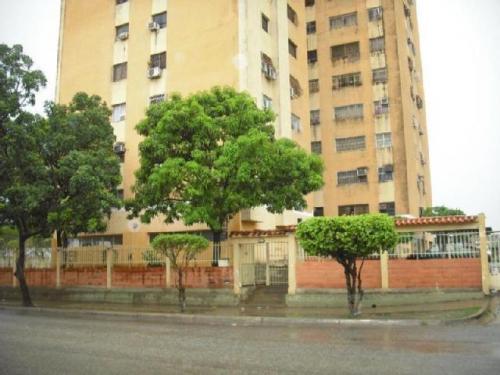 Se vende apartamento en parque valencia residencia las palmas se acepta lph