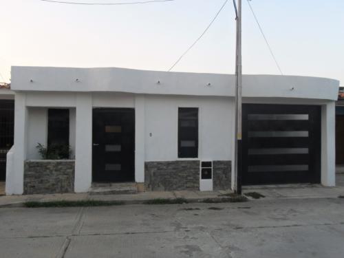 Hermosa Casa en Los Caracaros  San Diego.