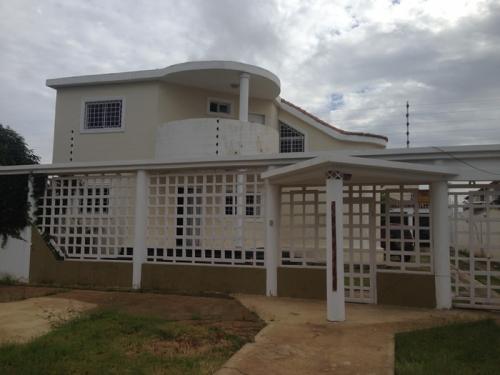 SE VENDE CASA EN AV LOS ORUMOS