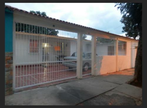 Se vende amplia casa en urbanización los cerritos - paraparal