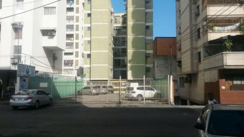 C&G Consultores, ofrece en venta amplio apartamento en el centro de Maracay.