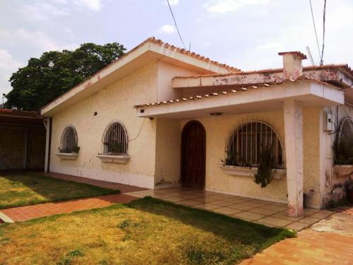 C&G Consultores ofrece en venta Casa en La Floresta-Maracay.