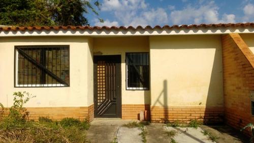 Ofrezco Casa en urb. privada en el municipio San Diego Villas De Monte Carmelo