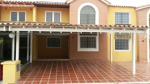C&G Consultores ofrece en venta, Town House en Res.. Los Frailes, San Diego.