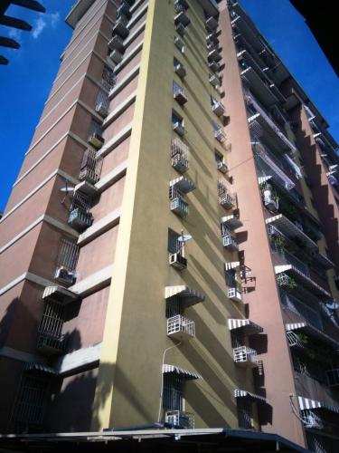 C&G Consultores ofrece en venta, apartamento en Res. Pelícano 2, Maracay, Edo. Aragua.