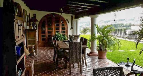 PRADOS DEL ESTE VENDO ESPECTACULAR QUINTA REMODELADA ESTILO COLONIAL RUSTICO ARQUITECTURA JOHN MACHADO