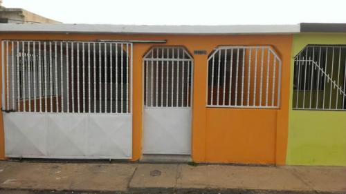 se vende casa Urb. cactus, av.Ollarvides, Punto fijo