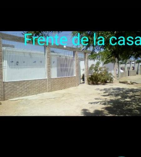 Casa en Punto Fijo, ubicada en el Sector Libertador a 6 cuadras de la Avenida intercomunal Alí Primera