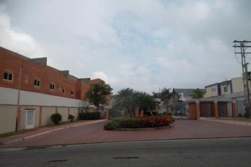 SKY GROUP VENDE  TOWN HOUSE EN MAÑONGO