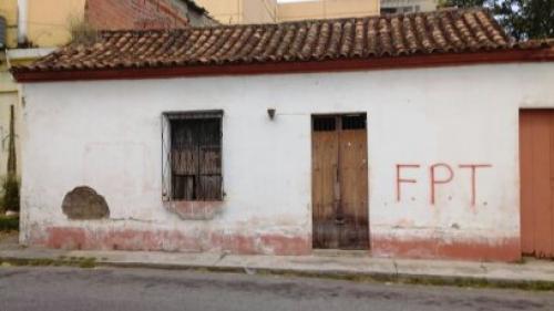 SE VENDE CASA COLONIAL O  TERRENO EN PLENO CENTRO DE SAN FELIPE
