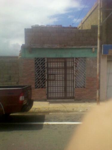 Vendo Local en excelente zona de Punto Fijo. Sector Cujicana. 