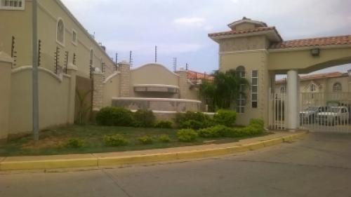 Townhouse en gris en venta ubicado en Costa Rosmini.