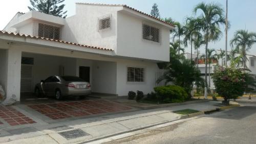 EN ALQUILER AMPLIA CASA 2 PLANTAS SIN AMOBLAR 350 MTS 4 HAB 4 BAÑOS 3 PSTOS