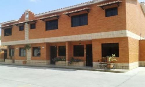 EN VENTA HERMOSO TOWN HOUSE LISTO PARA HABITAR 140 MTS 3 HAB 3 BAÑOS 2 PSTOS
